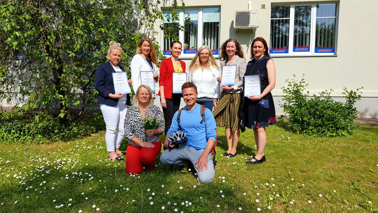 Õpperühma ühine foto õues.