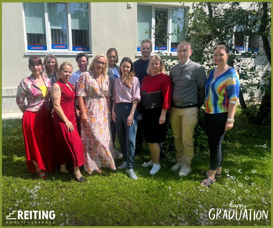 Vilistlaste ühine foto Reitingu maja ees.